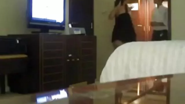 和她的陰部玩耍並被黑人屠殺