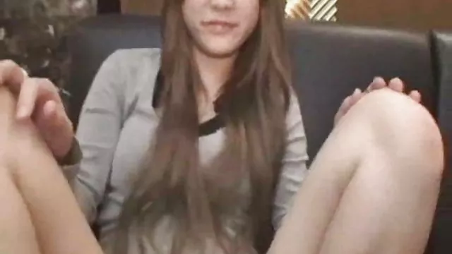甜美的黑髮被她的男朋友刺穿了