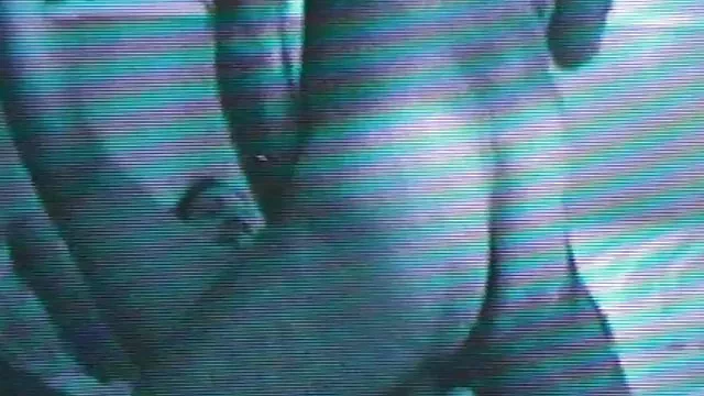 在一隻巨大的白色公雞的大膽的黑人女孩騎馬