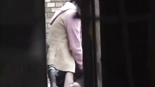 令人震驚的豐滿女孩玩她的新設備很有趣