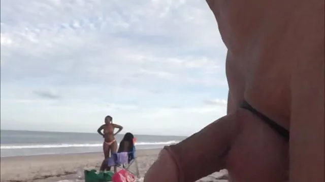 誘人的成熟在他的房子裡得到一個英俊的小伙子
