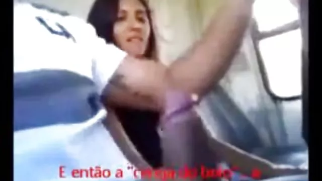 年輕女孩喜歡大公雞