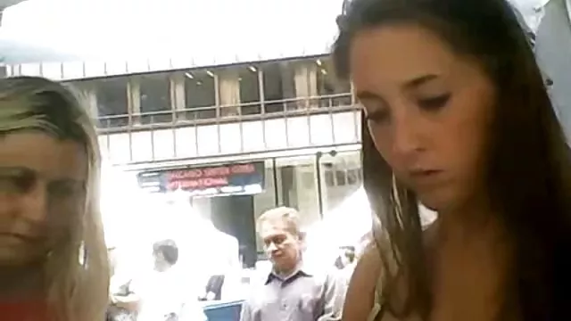 成熟的姐妹共享同一隻公雞