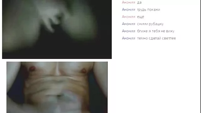 這個可愛的金發女郎第一次給她屁股
