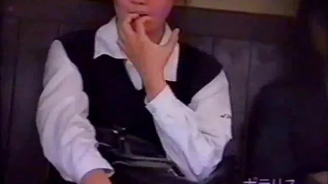 業餘青少年女孩取悅她與假陽具的狹縫