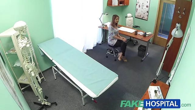 美麗的金發女郎變得熱，最後她的臉抹上了牛奶