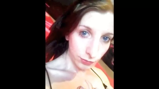 幸運的老頭穿過雞蛋到兩個容光煥發的年輕女孩