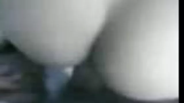 幾個可愛的年輕女孩在床上互相吞食