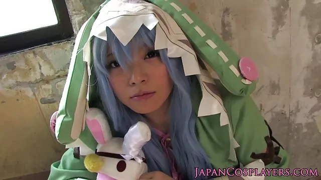 拉拉布魯克斯脫光衣服，撫弄她的毛茸茸的貓