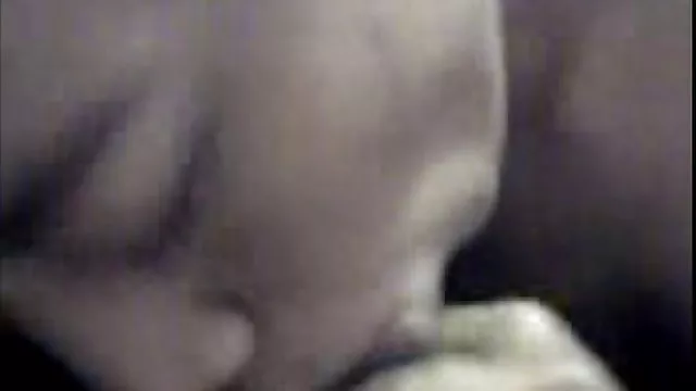 他們裸體在球上做瑜伽