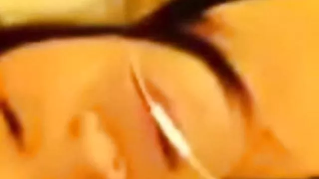 一個非凡的紅發剝離和自慰在鏡頭前