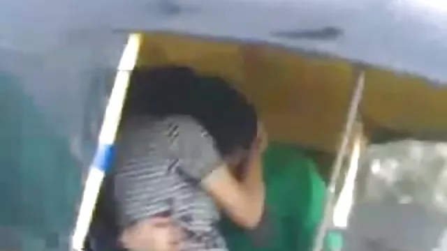 誘人的成熟與一個容光煥發的年輕女孩上床