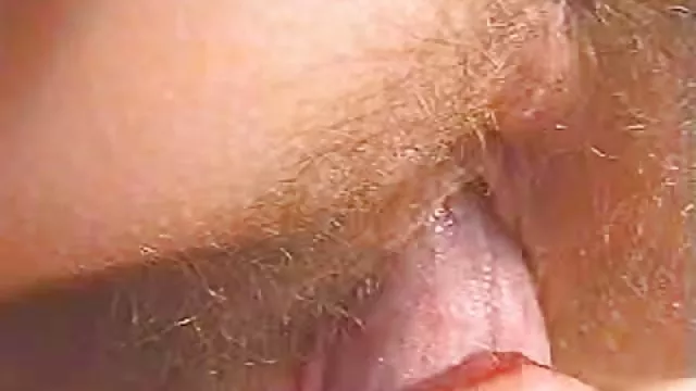 角質金發女郎被兩個負面的人釘