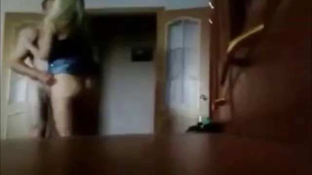 他們嘴裡塞滿了牛奶成為色情女星