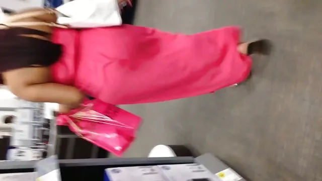 三個頑皮的小女孩可愛的腳