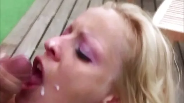 熱成熟與她丈夫的兒子上床睡覺