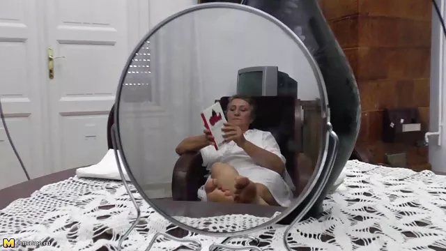 驚人的秸杆的純熟女孩與她的腳